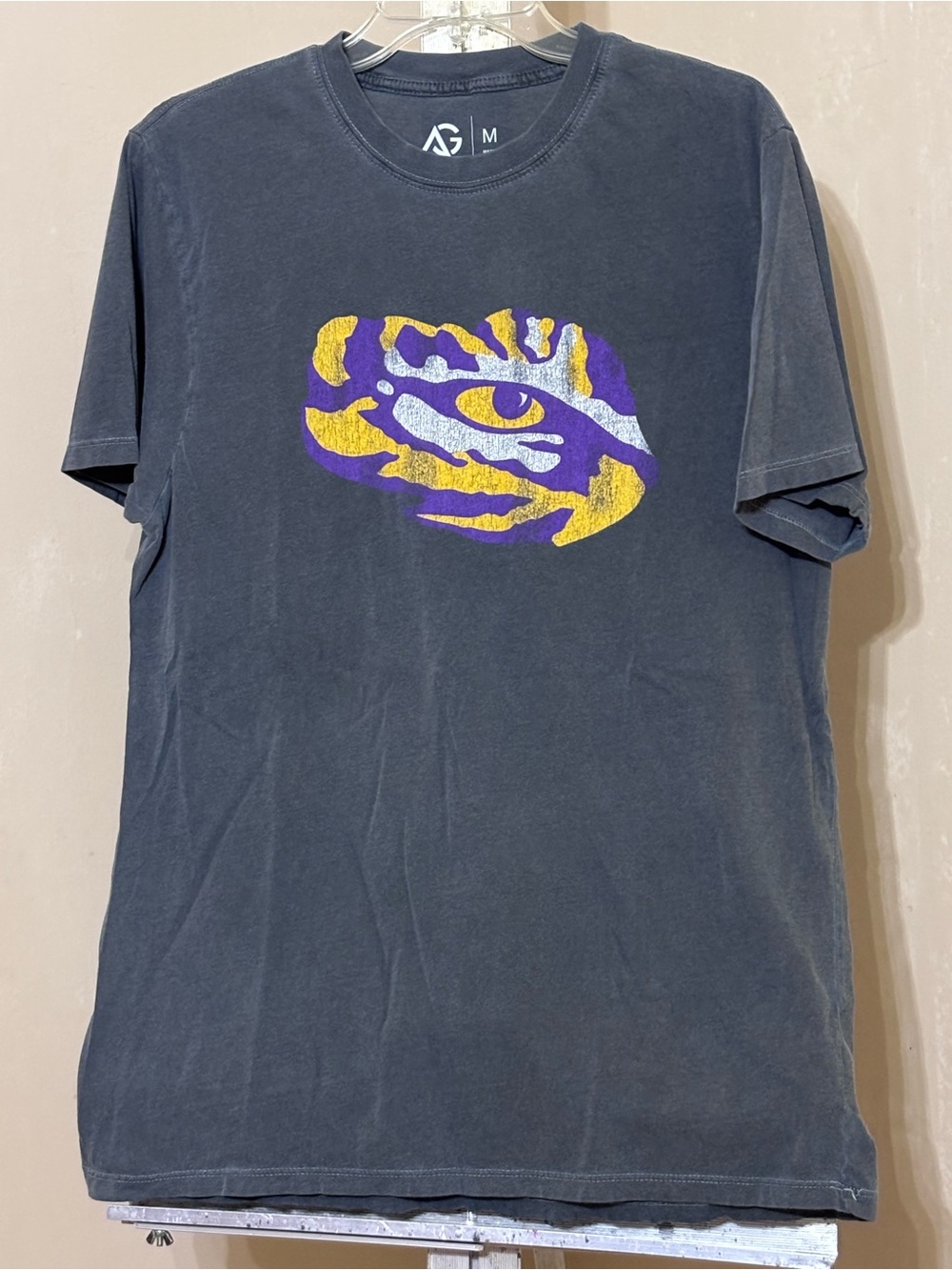 LSU TIGERS T-shirt men’s medium grey, graphic tea, purple gold